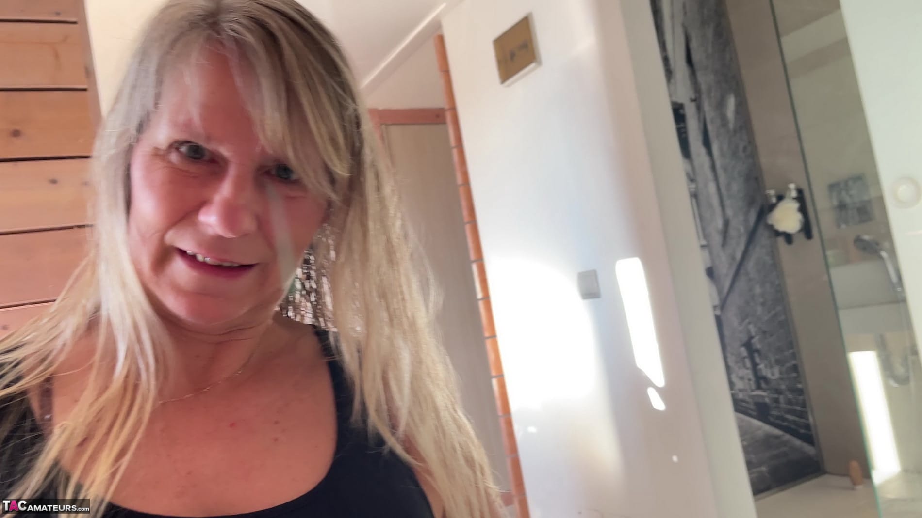 Die Ältere Blondine Sweet Susi Macht Einen Blowjob, Nachdem Sie Sich Auf Einem Bett Ausgezogen Hat