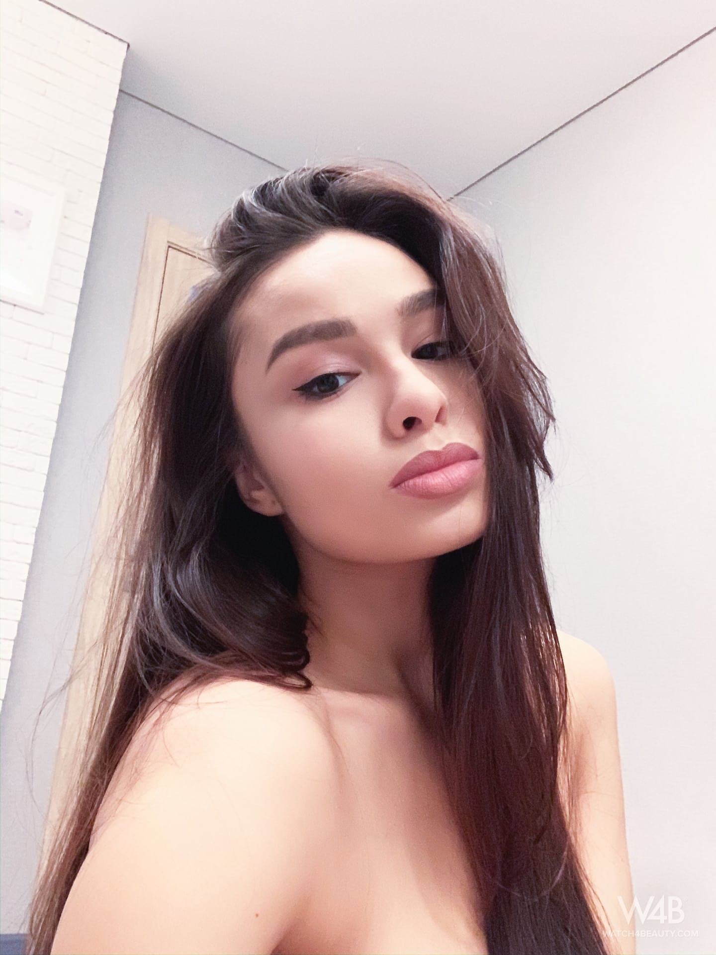 Die Hübsche Astrid Zeigt Ihre Schönen Brüste Und Ihren Heißen Nackten Körper, Während Sie Selfies Macht