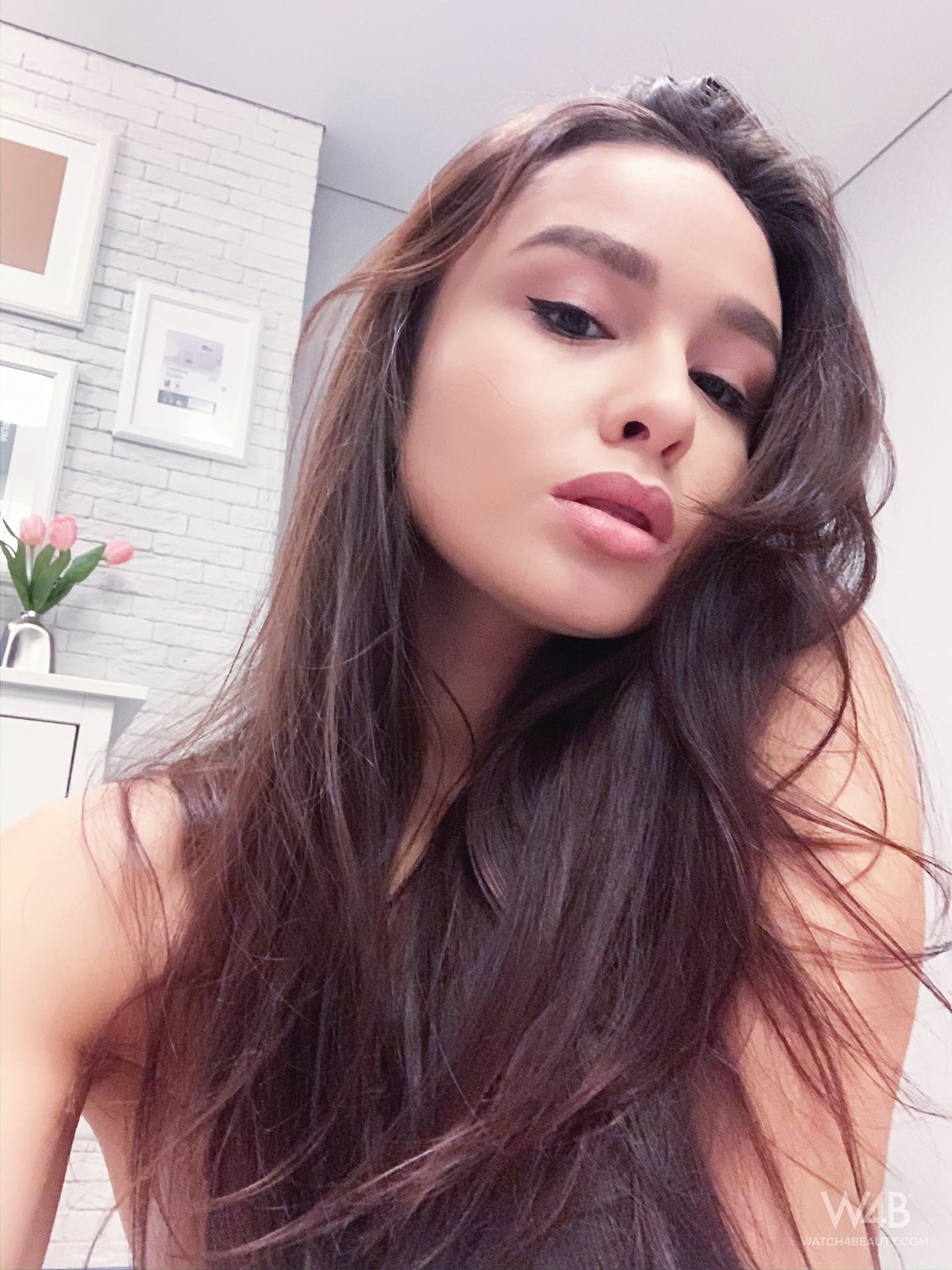 Die Hübsche Astrid Zeigt Ihre Schönen Brüste Und Ihren Heißen Nackten Körper, Während Sie Selfies Macht