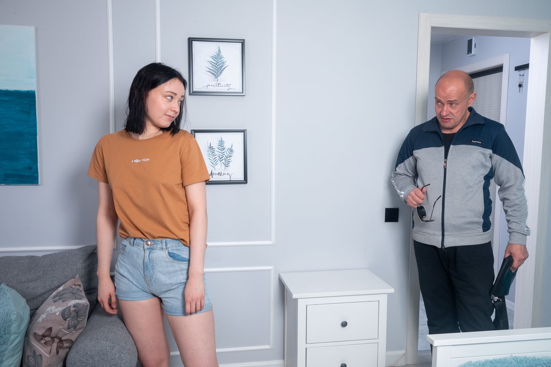 Die Kleine Teenagerin Sheril Genießt Schmerzhaften Sex Auf Dem Sofa, Nachdem Sie Einen Ordentlichen Blowjob Gegeben Hat