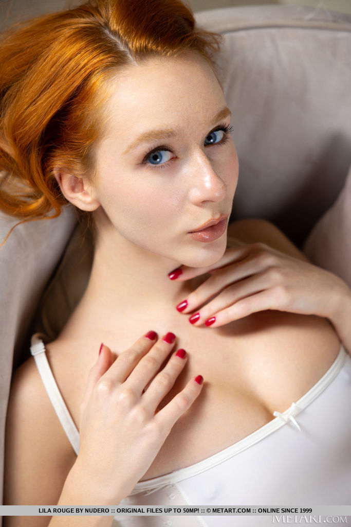 Die Junge Rothaarige Lila Rouge Zieht Sich Zum Ersten Mal In Weißen Strümpfen Aus