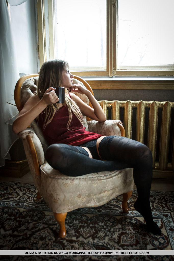 Süße Teenagerin Mit Schönen Brüsten Spreizt Nackt In Strümpfen Die Beine Für Eine Sexy Nahaufnahme