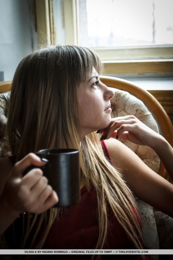 Süße Teenagerin Mit Schönen Brüsten Spreizt Nackt In Strümpfen Die Beine Für Eine Sexy Nahaufnahme