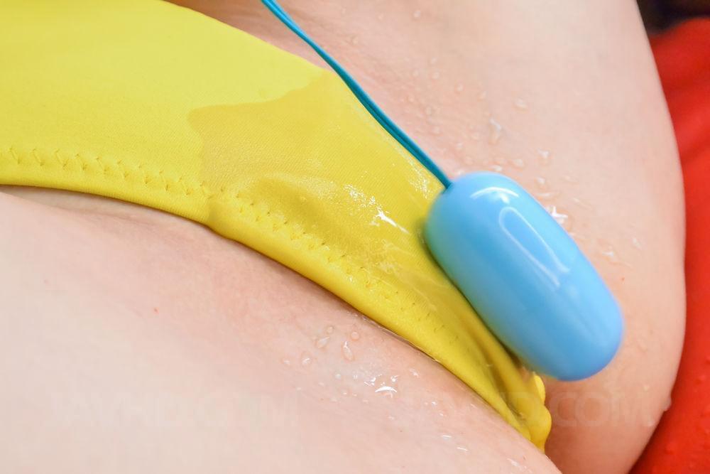 Das Zierliche Japanische Mädchen Arisa Nakano Wird So Lange Masturbiert, Bis Sie Squirtet Und Zum Orgasmus Kommt