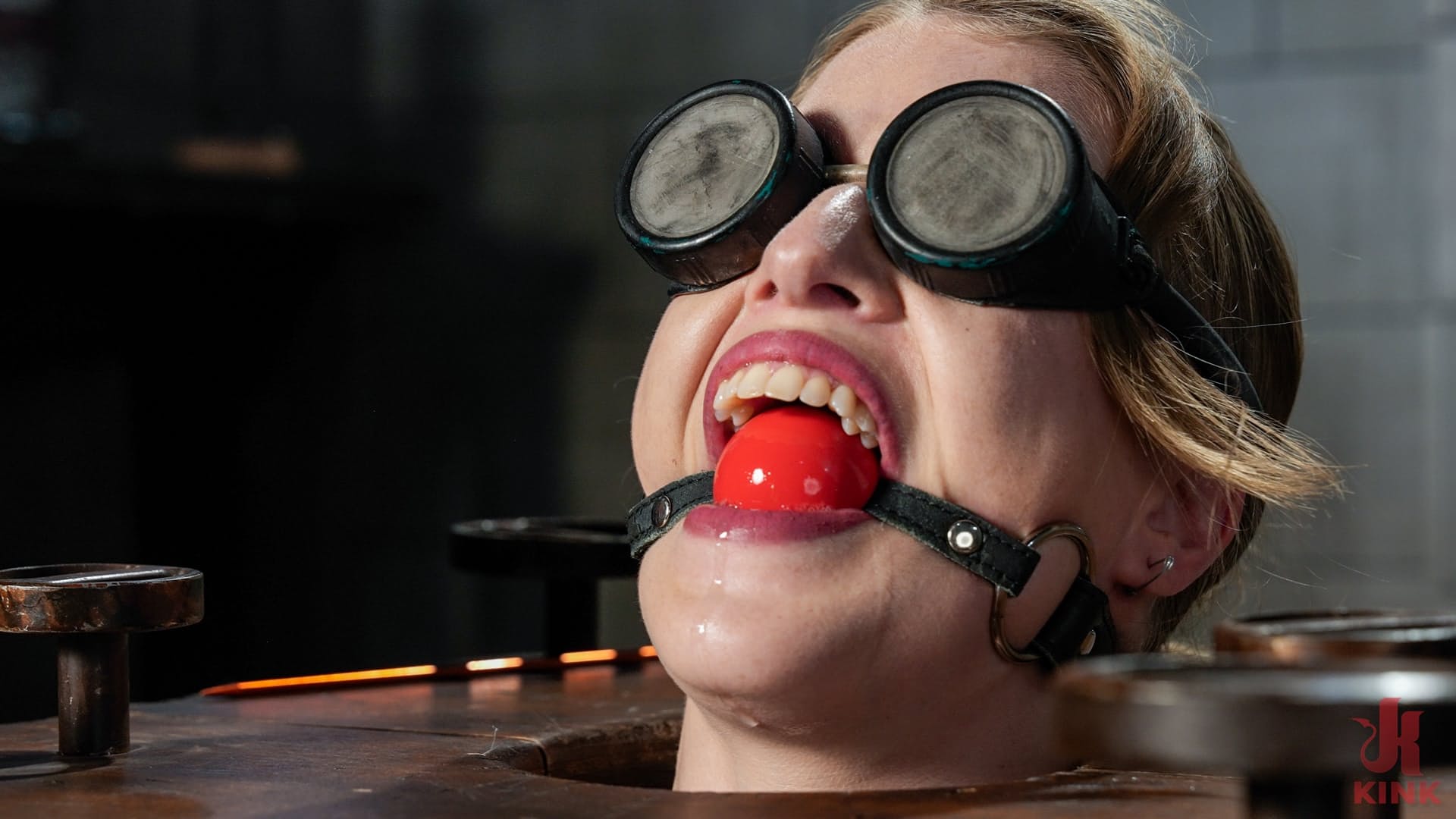 „Device Bondage“ Mit Octavia Red, „The Pope Sex Images“