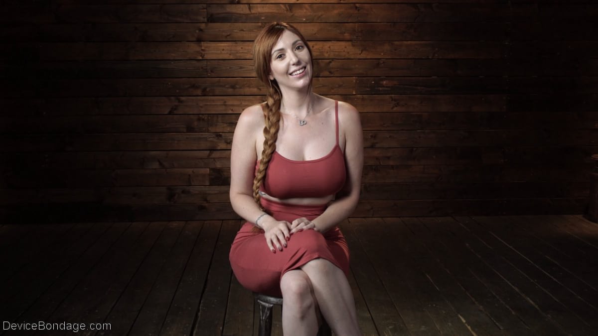 Die Üppige Rothaarige Milf Lauren Phillips Wird Gefesselt Und Auf Einem Tisch Vergnügt
