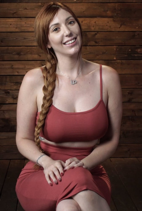 Die Üppige Rothaarige Milf Lauren Phillips Wird Gefesselt Und Auf Einem Tisch Vergnügt