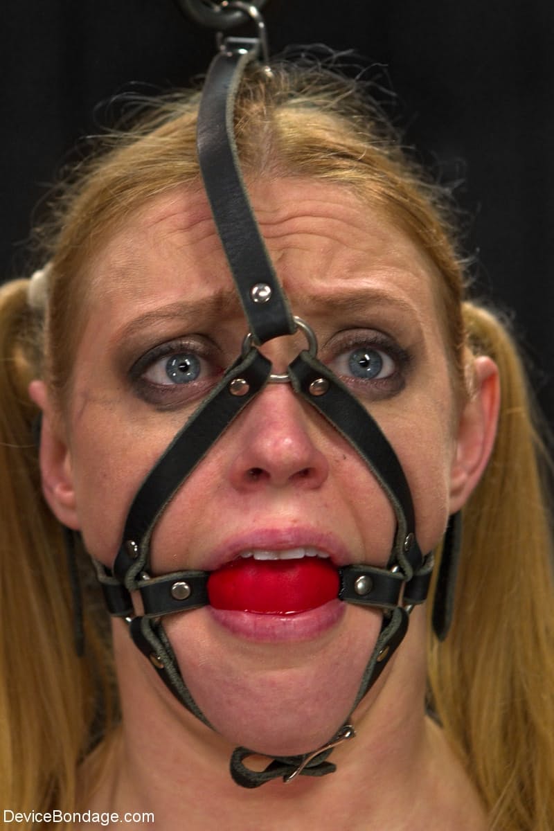 Die Vollbusige Blondine Dee Williams Wird In Metallfesseln Mit Einem Vibrator Bestraft