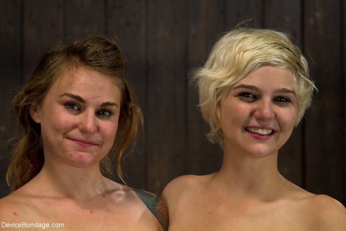 Die Blonde Chloe Camilla Wird Gefesselt, Während Ihre Spritzende Muschi Gefingert Wird