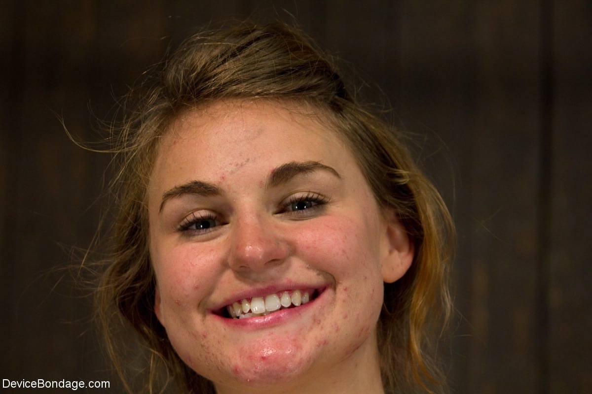 Die Blonde Chloe Camilla Wird Gefesselt, Während Ihre Spritzende Muschi Gefingert Wird