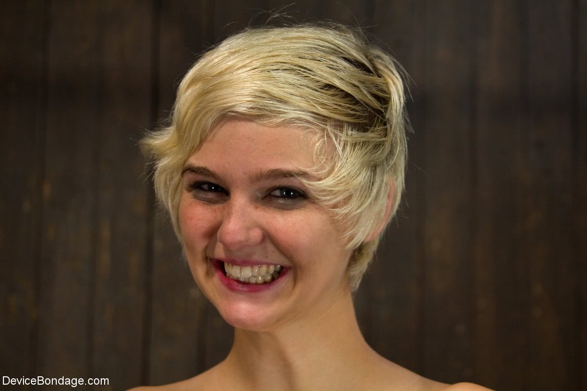 Die Blonde Chloe Camilla Wird Gefesselt, Während Ihre Spritzende Muschi Gefingert Wird