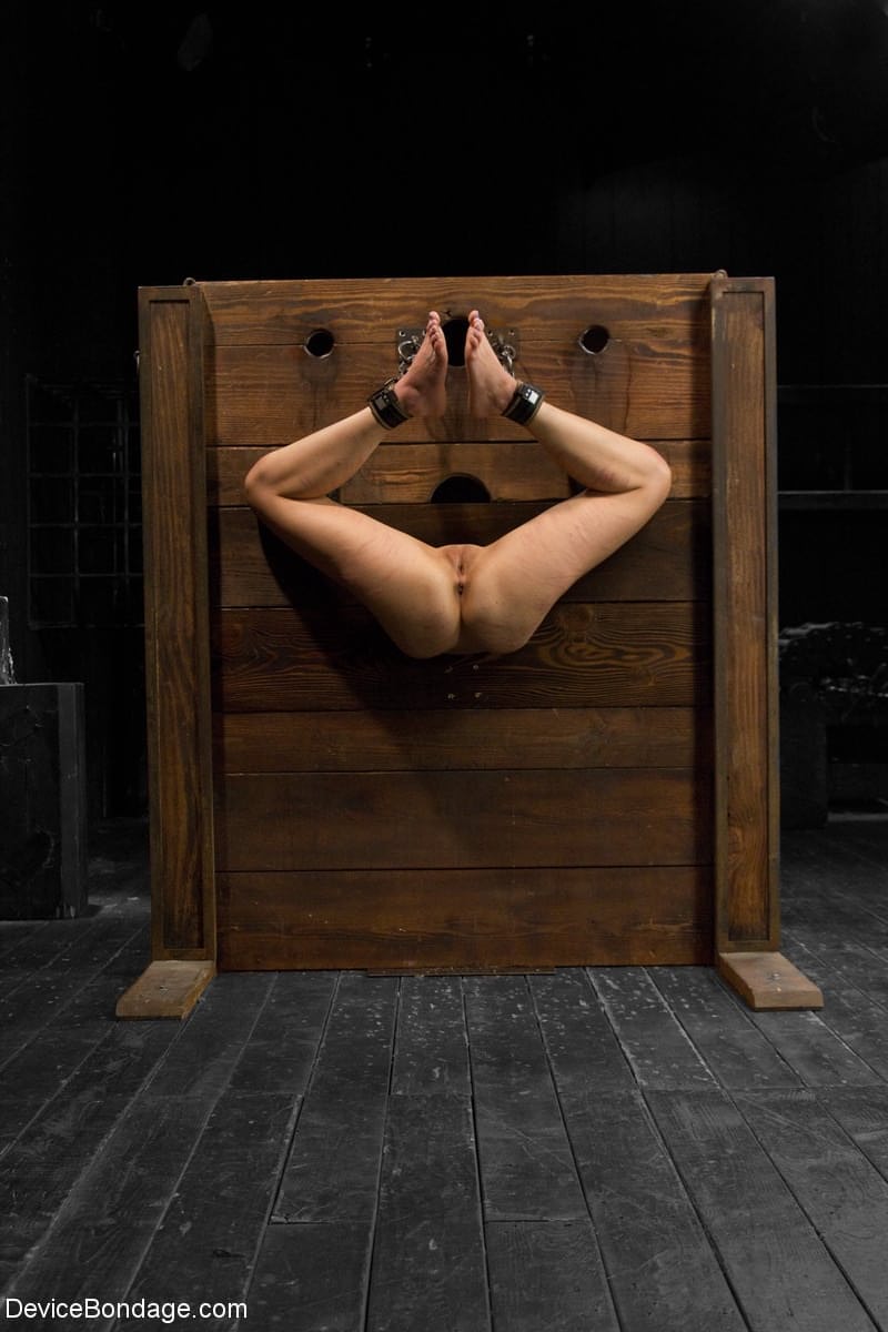 Die Rothaarige Milf Josi Lässt Sich In Einer Bdsm-Szene Mit Fesselung Und Pranger Ihre Enge Muschi Fisten