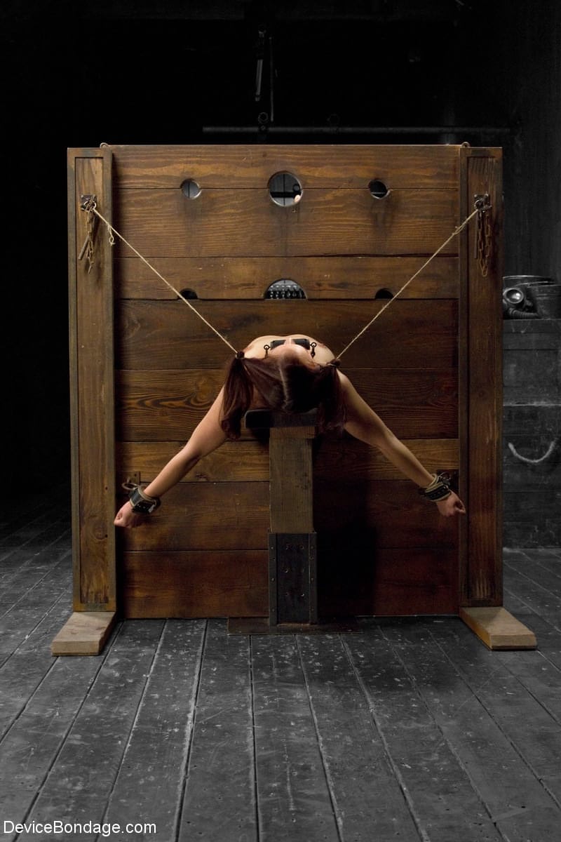 Die Rothaarige Milf Josi Lässt Sich In Einer Bdsm-Szene Mit Fesselung Und Pranger Ihre Enge Muschi Fisten