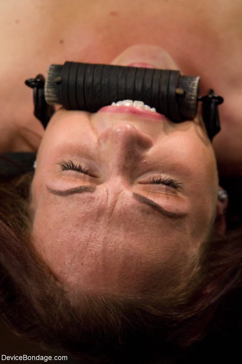 Die Rothaarige Milf Josi Lässt Sich In Einer Bdsm-Szene Mit Fesselung Und Pranger Ihre Enge Muschi Fisten