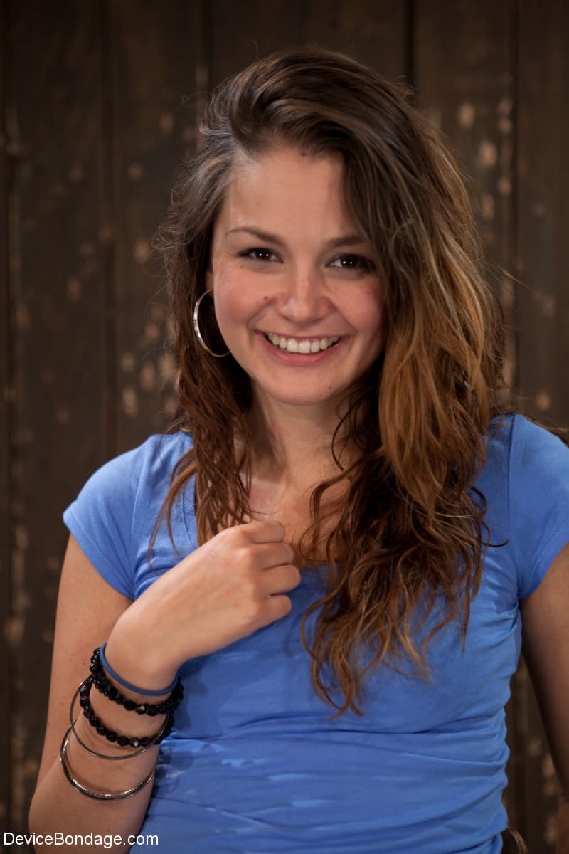 Die Hübsche, Unterwürfige Allie Haze Wird Von Ihrem Meister In Metallfesseln Mit Wäscheklammern Gefesselt