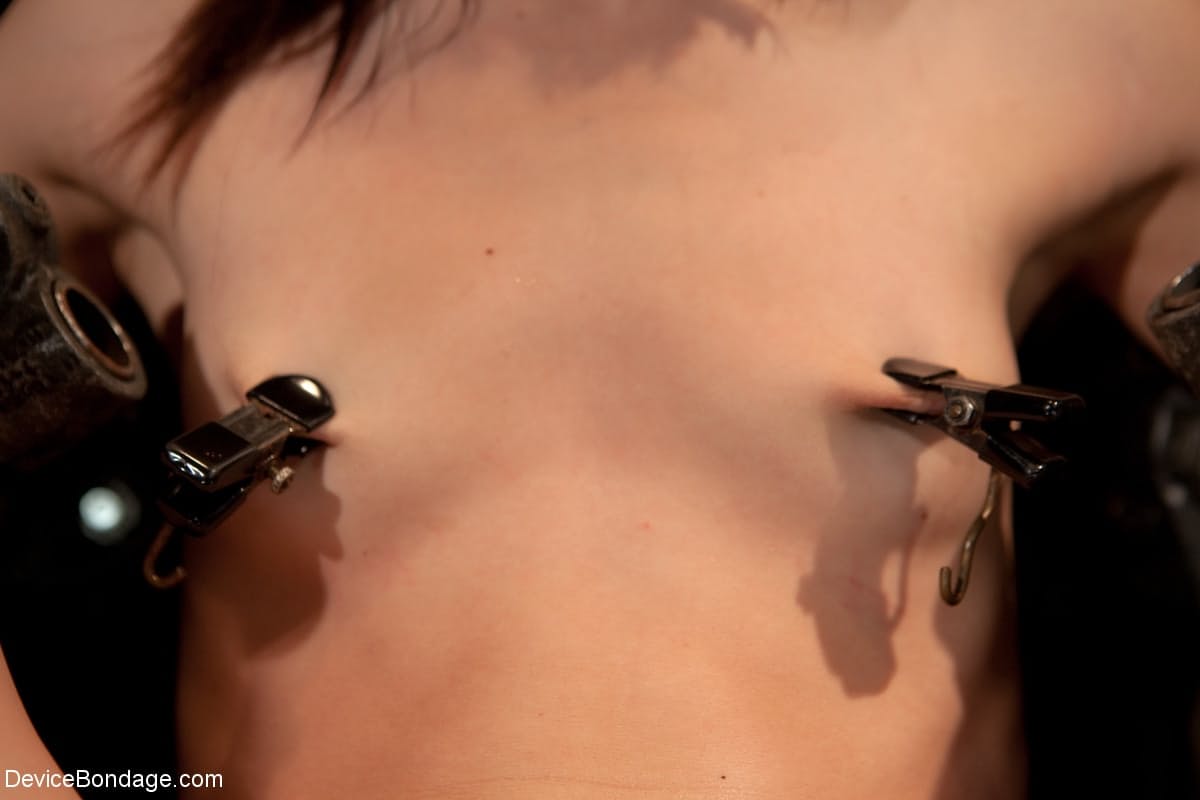 Das Nackte Mädchen Sensi Pearl Wird Masturbiert, Während Sie An Eine Vorrichtung Gefesselt Ist