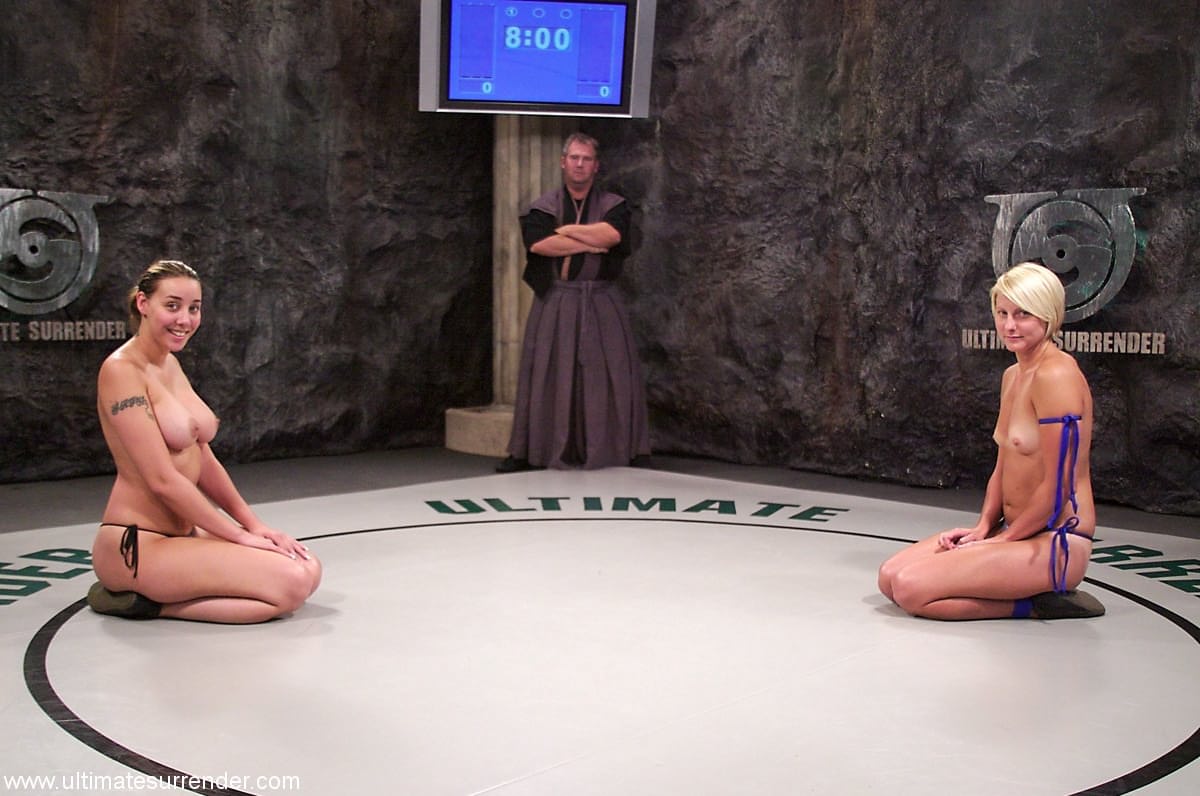Die Kräftige Wrestlerin Vendetta Besiegt Die Vollbusige Lesbe Delilah Strong In Einem Catfight