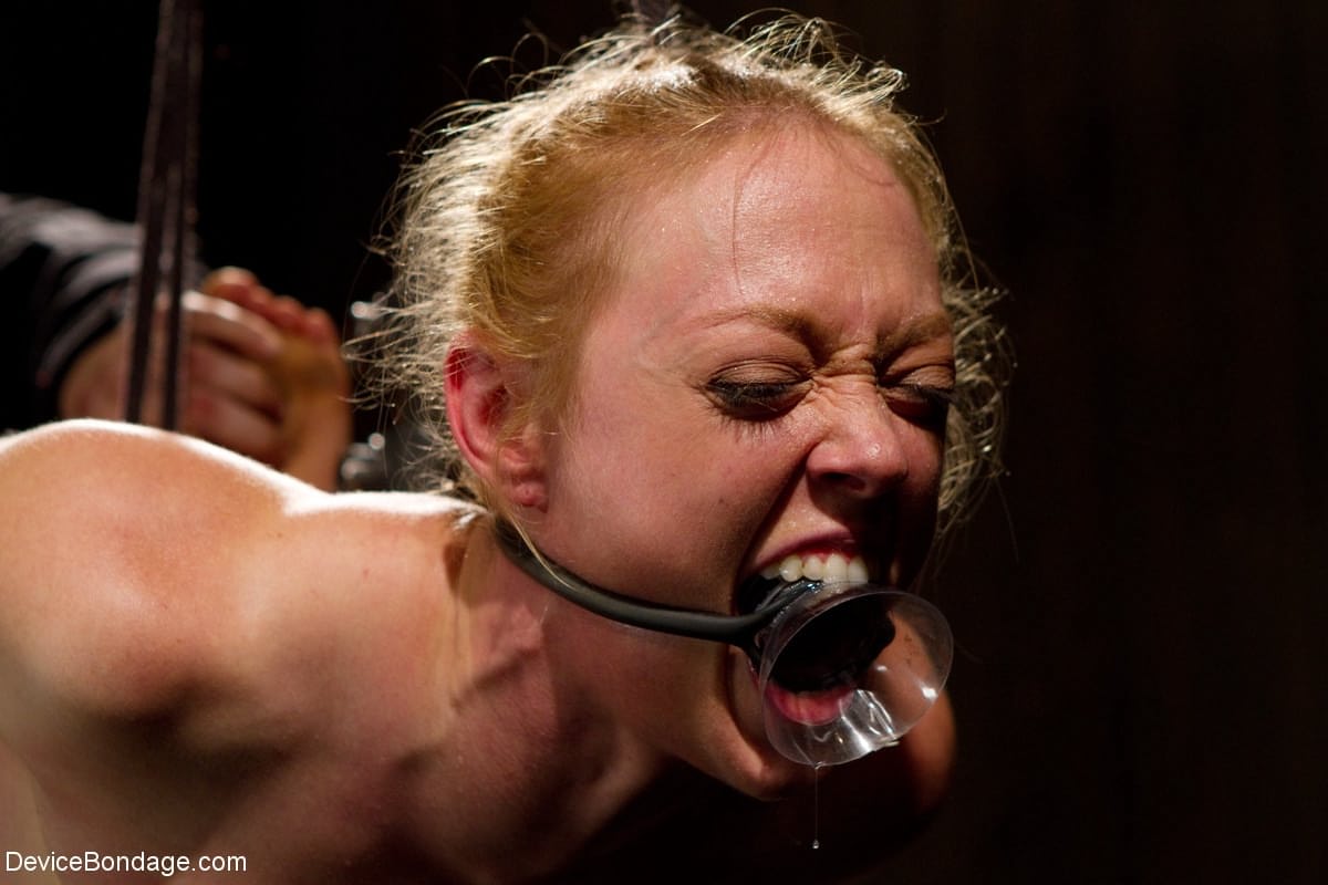 Babe Dee Williams Erlebt Hardcore-Bdsm Mit Metallfesseln Und Demütigung