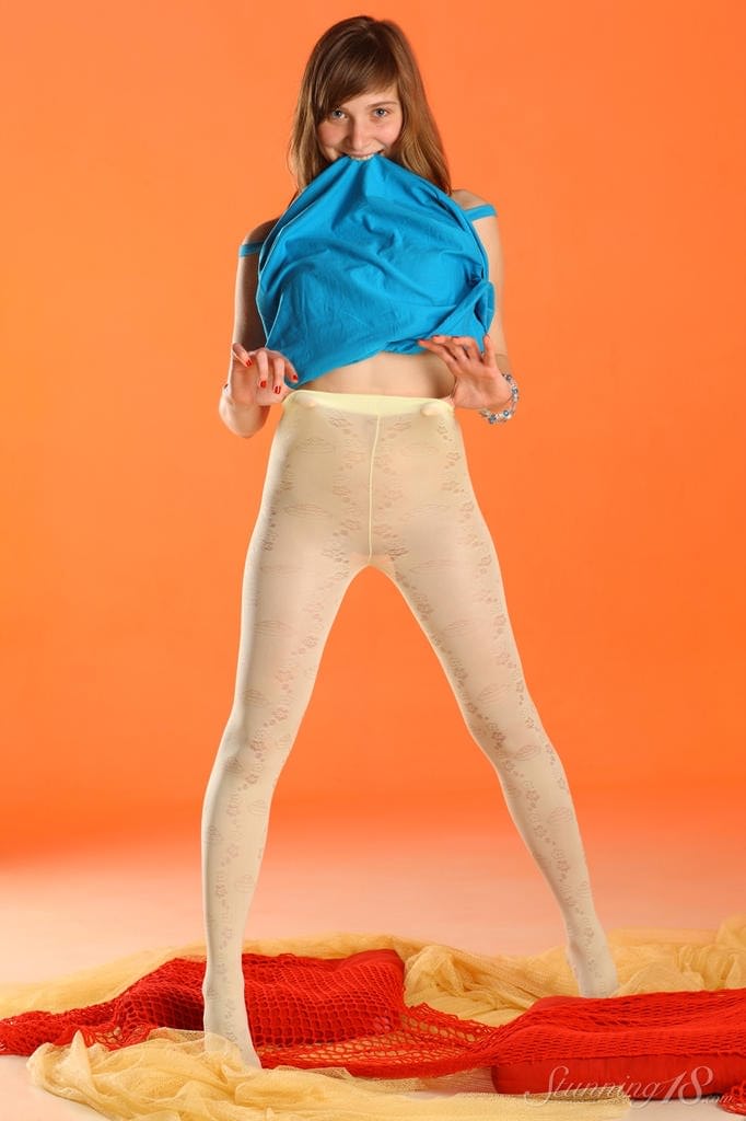 Die Jugendlich Aussehende Jenny D Zieht Ihre Strumpfhose Aus, Um Völlig Nackt Zu Posieren