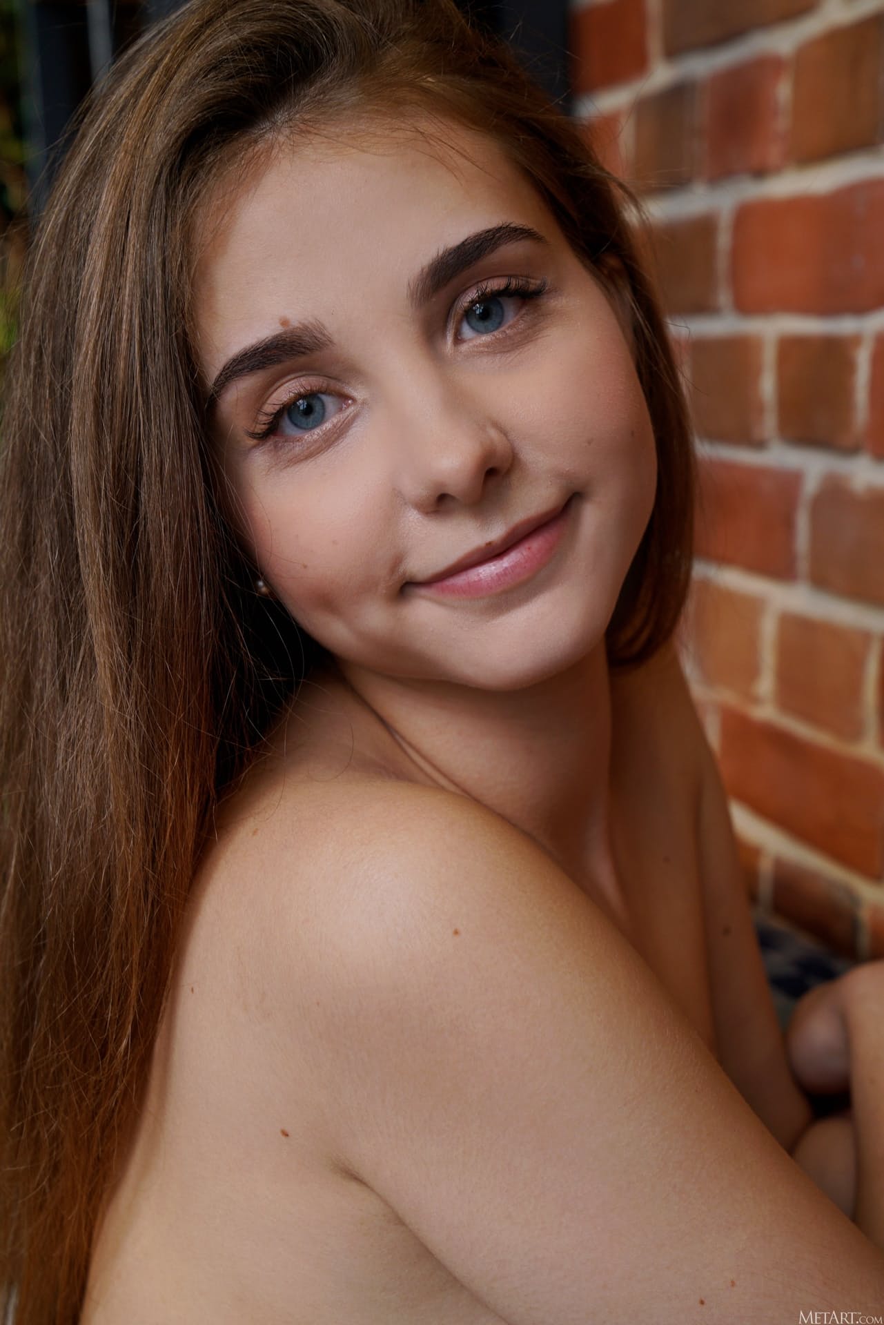Die Sexy Ukrainerin Alisa Love Zieht Ihre Dessous Aus Und Zeigt Ihren Prallen Hintern Und Ihre Rosa Muschi
