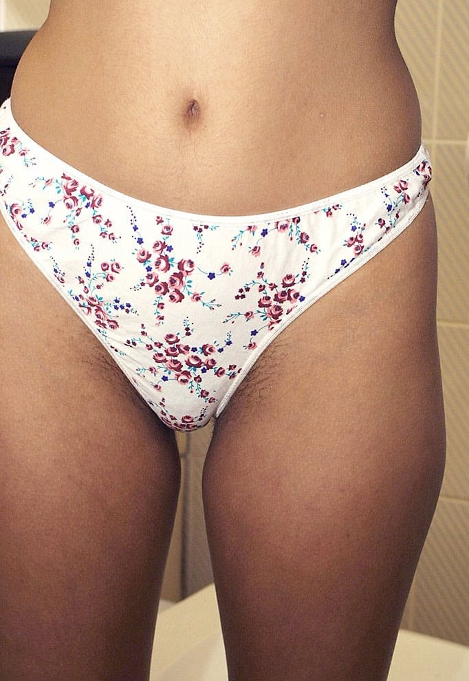 Indische Ehefrau Mit Großen Natürlichen Brüsten Befreit Ihre Schamhaare Auf Dem Toilettensitz Von Der Unterwäsche