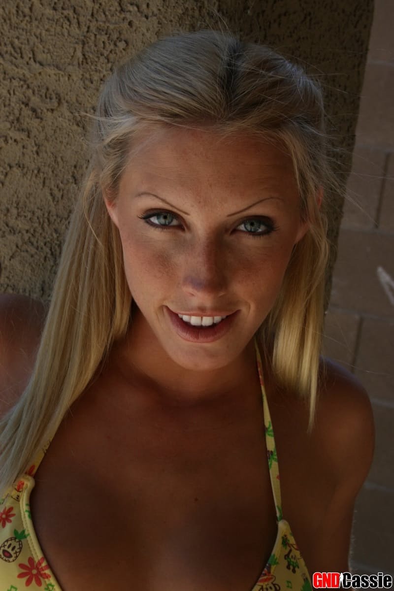 Blonde Amateurin Hält Sich Den Hintern Fest, Während Sie Ihre Muschi Mit Landestreifen Zeigt
