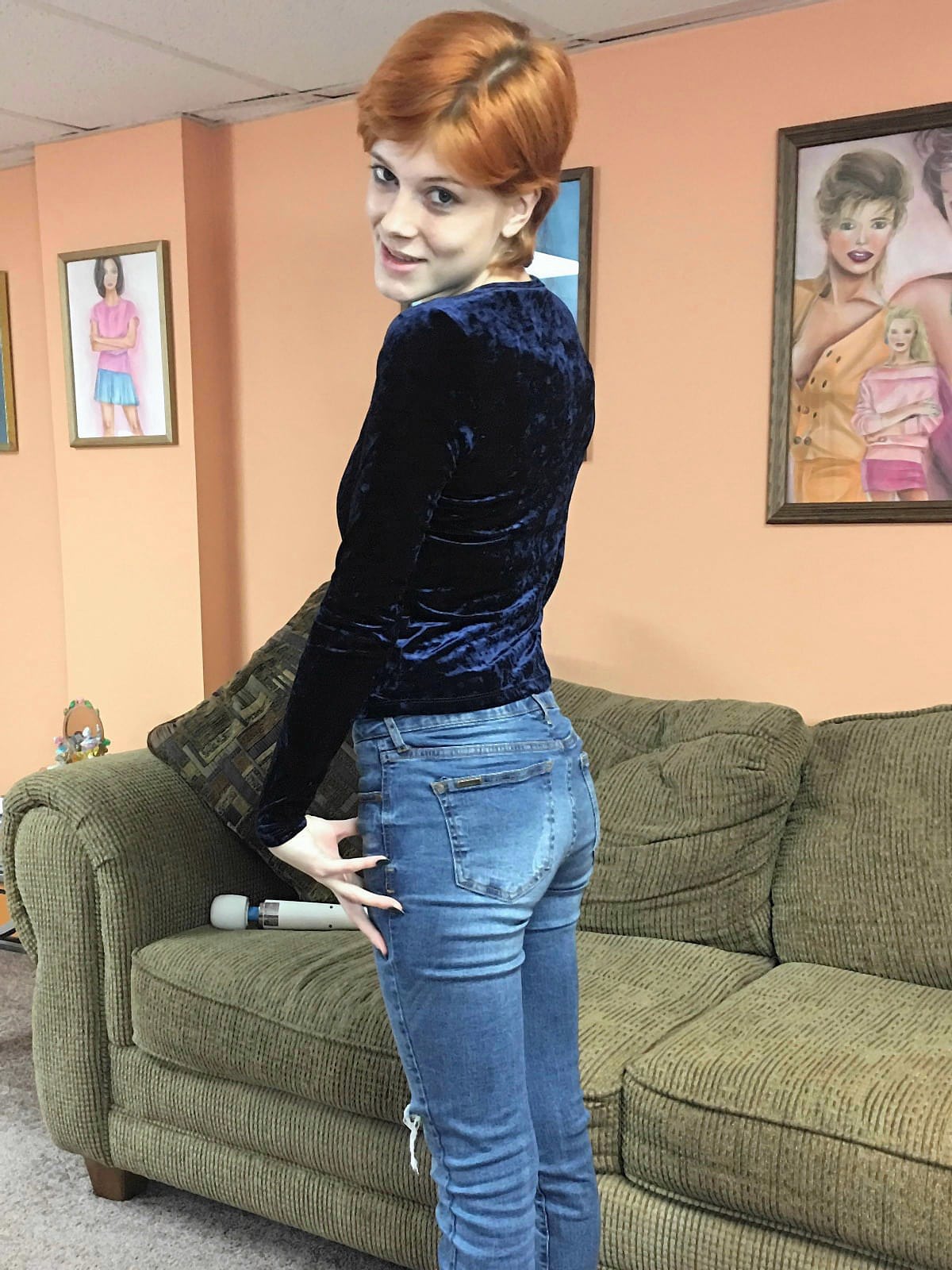 Die Sexy Rothaarige Ava Little Fingert Ihre Geile Muschi, Während Sie Mit Einem Vibrator Spielt