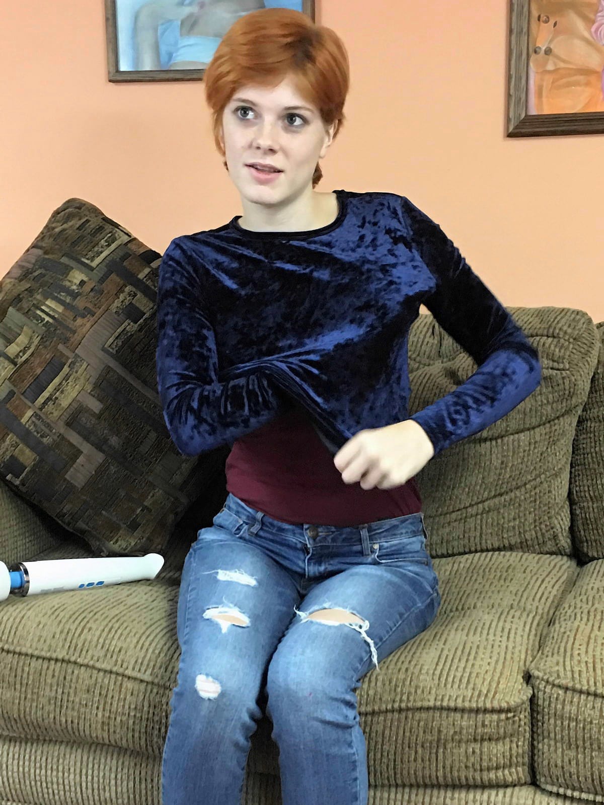 Die Sexy Rothaarige Ava Little Fingert Ihre Geile Muschi, Während Sie Mit Einem Vibrator Spielt