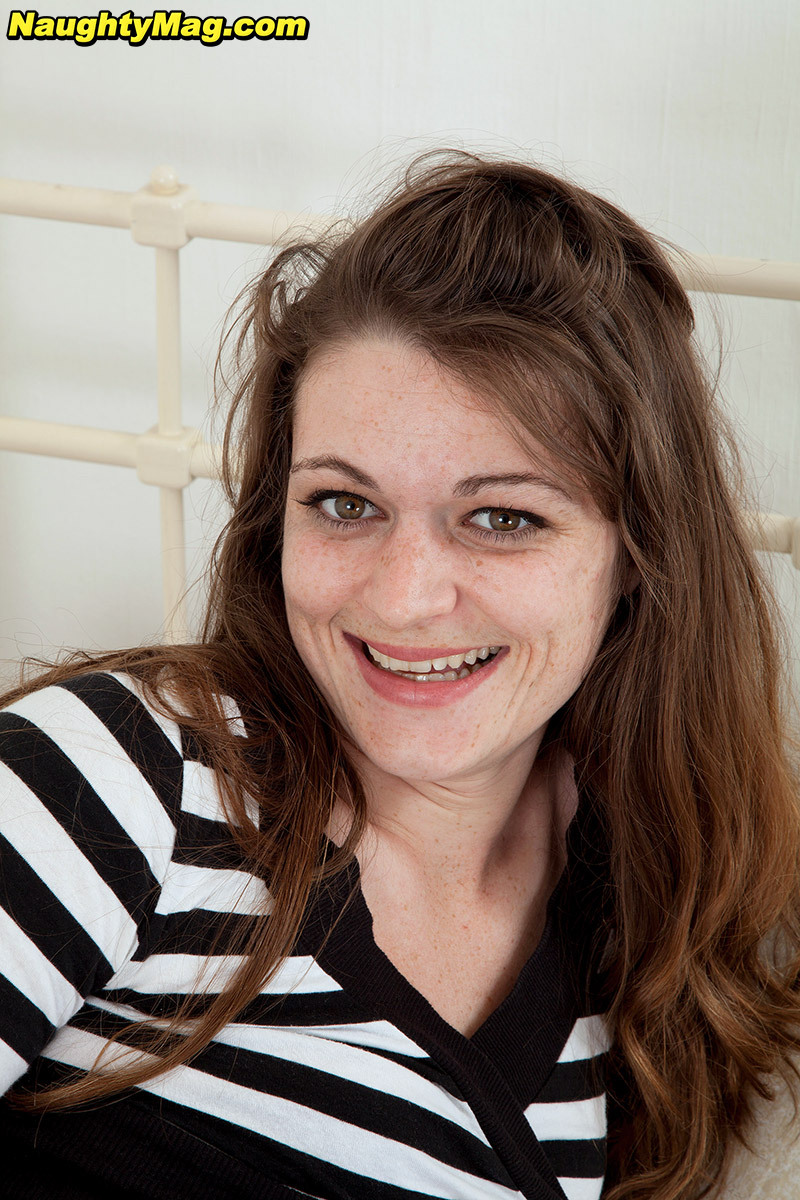 Amateur-Mädchen Mit Roten Haaren Spreizt Ihren Schamhaarbusch, Nachdem Sie Ihre Enge Hose Ausgezogen Hat