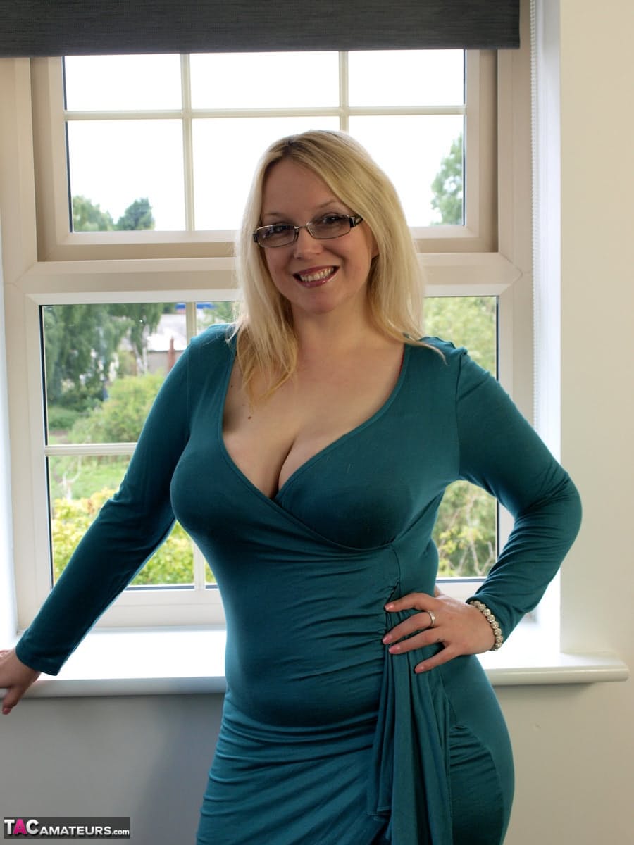 Die Blonde Amateurin Sindy Bust Entblößt Beim Ausziehen Ihre Großen Brüste Und Ihren Hintern