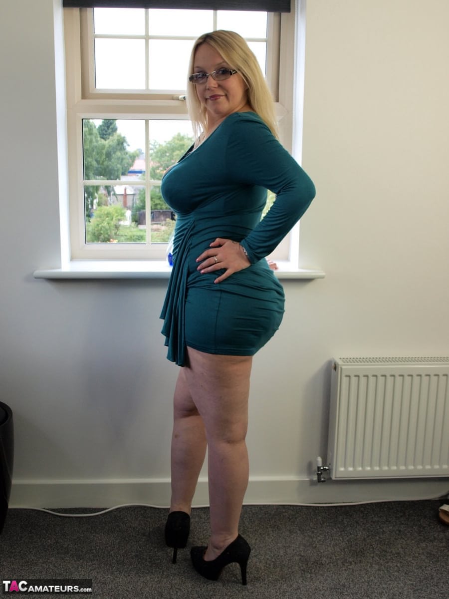 Die Blonde Amateurin Sindy Bust Entblößt Beim Ausziehen Ihre Großen Brüste Und Ihren Hintern
