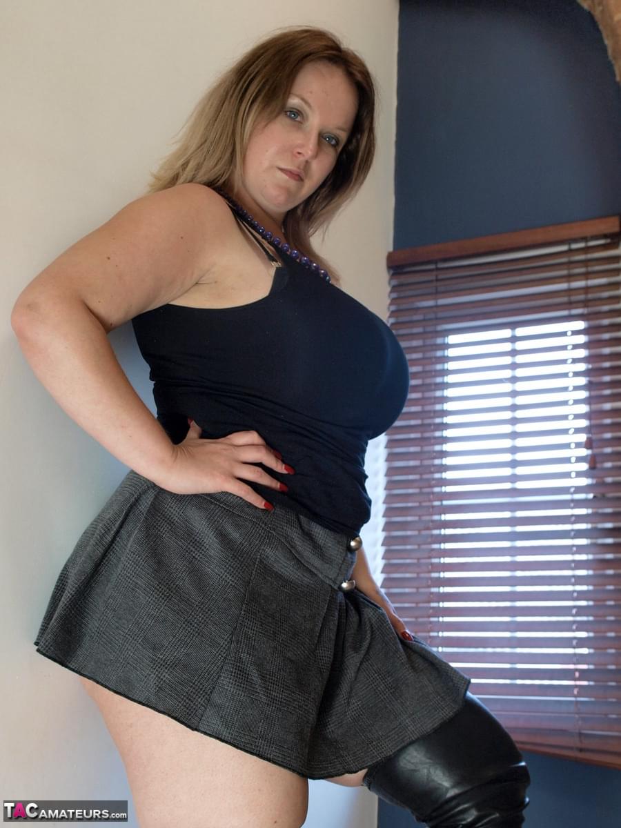 Die Britische Bbw Sindy Bust Zeigt Sich In Langen Stiefeln