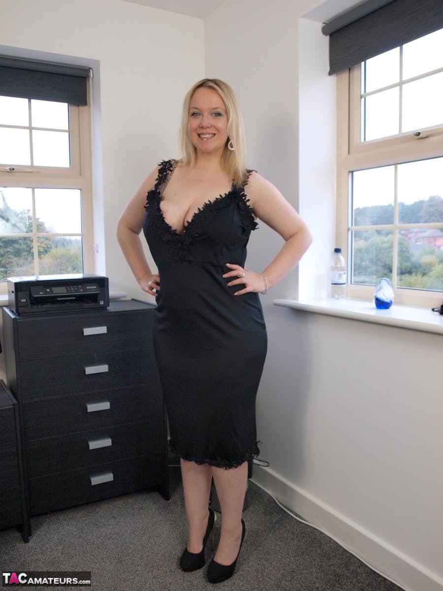 Die Britische Bbw Sindy Bust Zieht Ein Schwarzes Kleid Aus Und Posiert Nackt In High Heels Auf Einem Bett