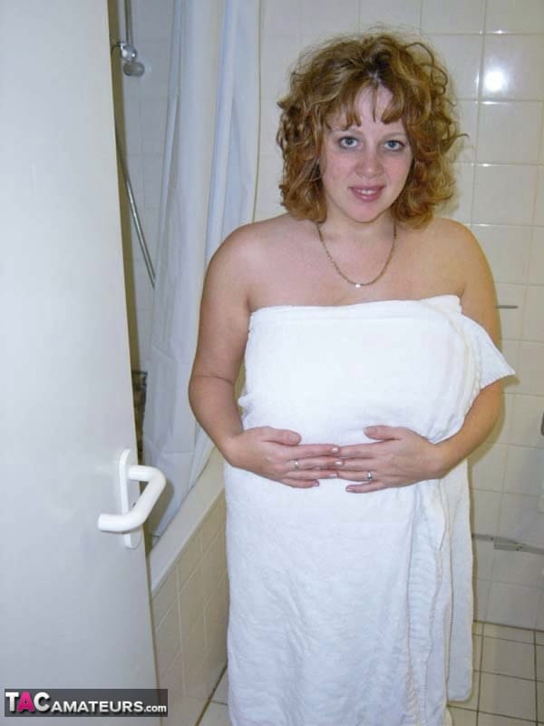 Die Britische Amateurin „Curvy Claire“ Wäscht Ihren Übergewichtigen Körper Unter Der Dusche