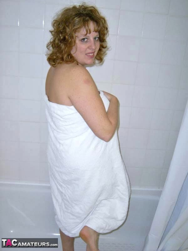 Die Britische Amateurin „Curvy Claire“ Wäscht Ihren Übergewichtigen Körper Unter Der Dusche