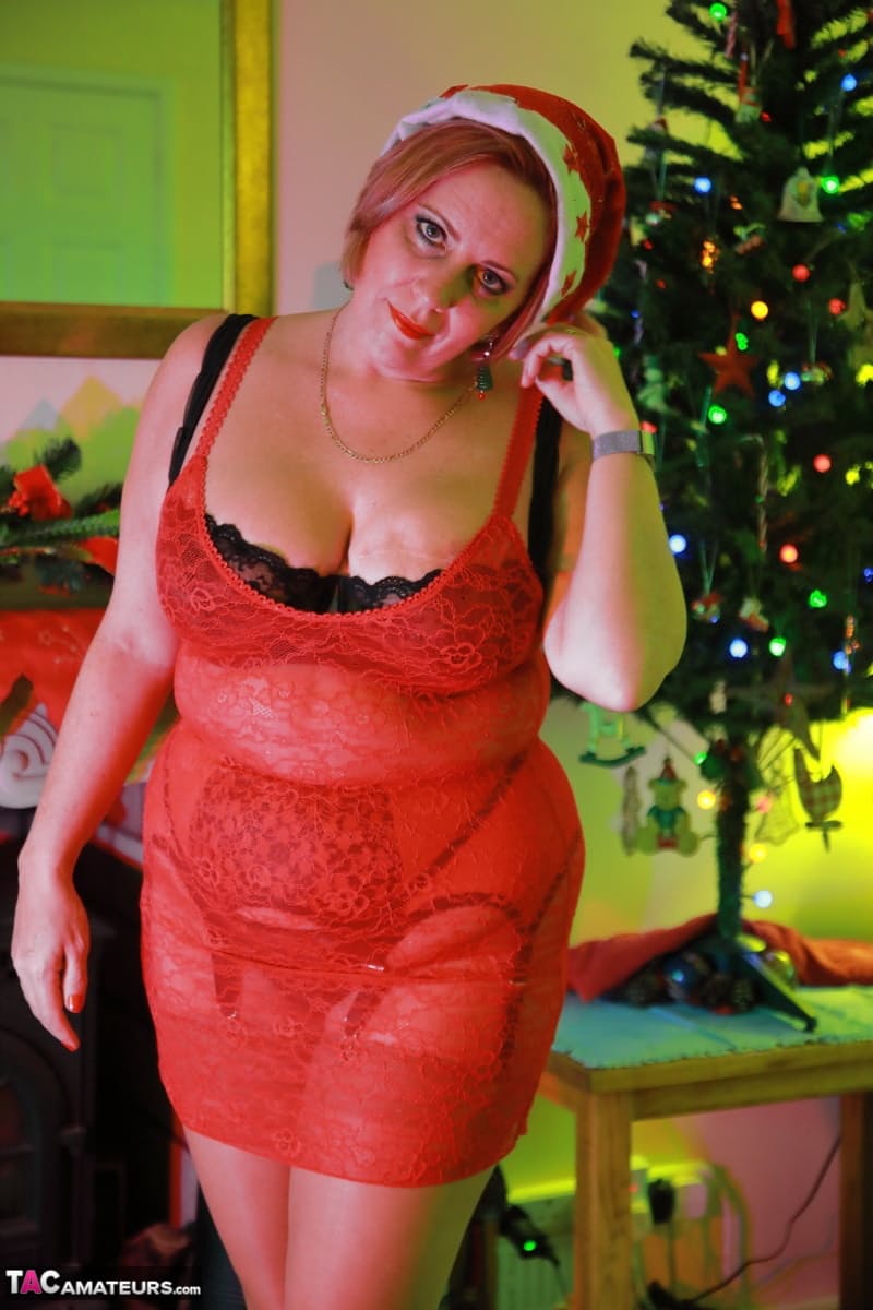 Die Britische Bbw „Curvy Claire“ Präsentiert Dessous Und Stiefel Mit Einer Weihnachtsmütze