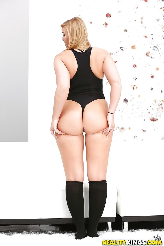Die Mollige, Blonde Teenagerin Melissa May Zeigt Ihren Sexy Hintern In Schwarzen Kniestrümpfen