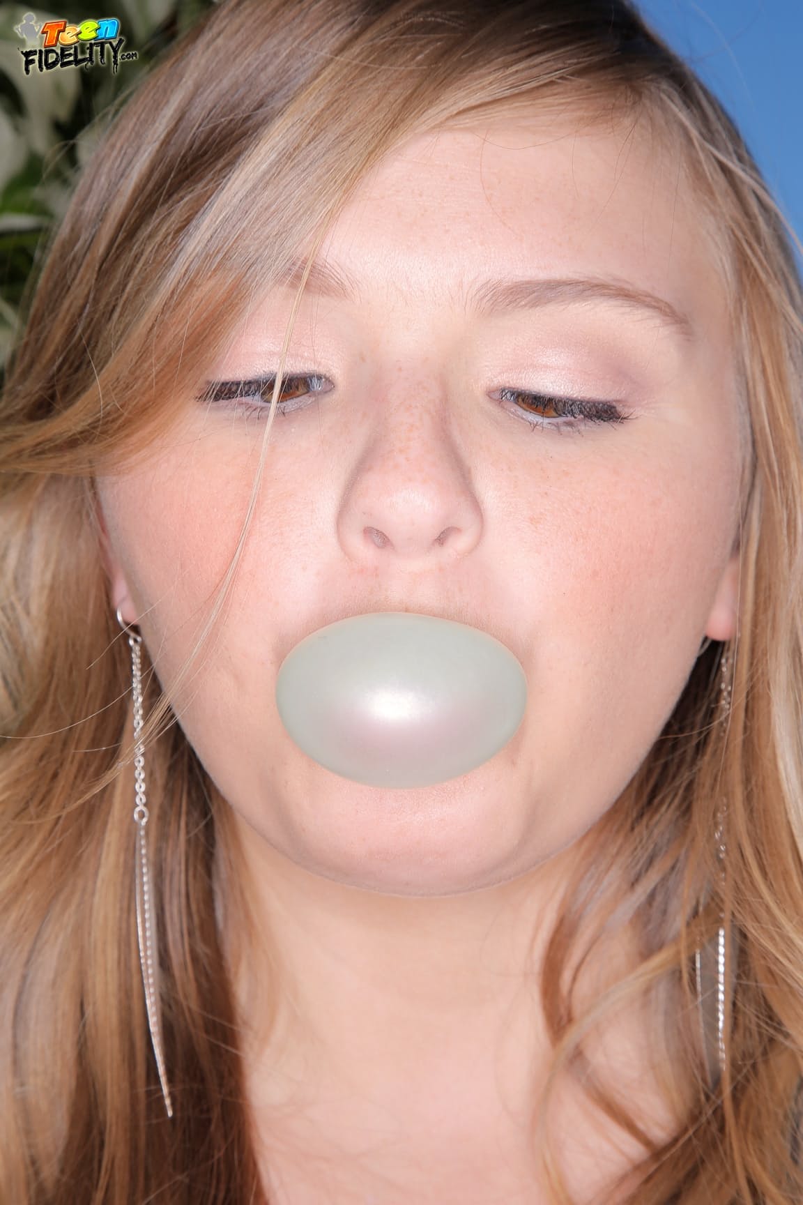 Die Seifenblasen Bläsende Teenagerin Melissa May Tauscht Kaugummi Gegen Einen Großen Schwanz In Einem Pov-Blowjob