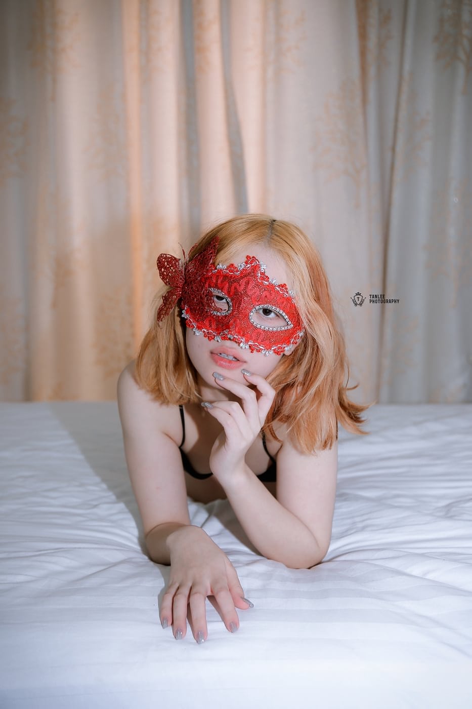 Eine Süße Rothaarige Teenagerin Mit Maske Reizt Ihren Partner Vor Dem Sex Auf Ihrem Bett Mit Ihrem Körper