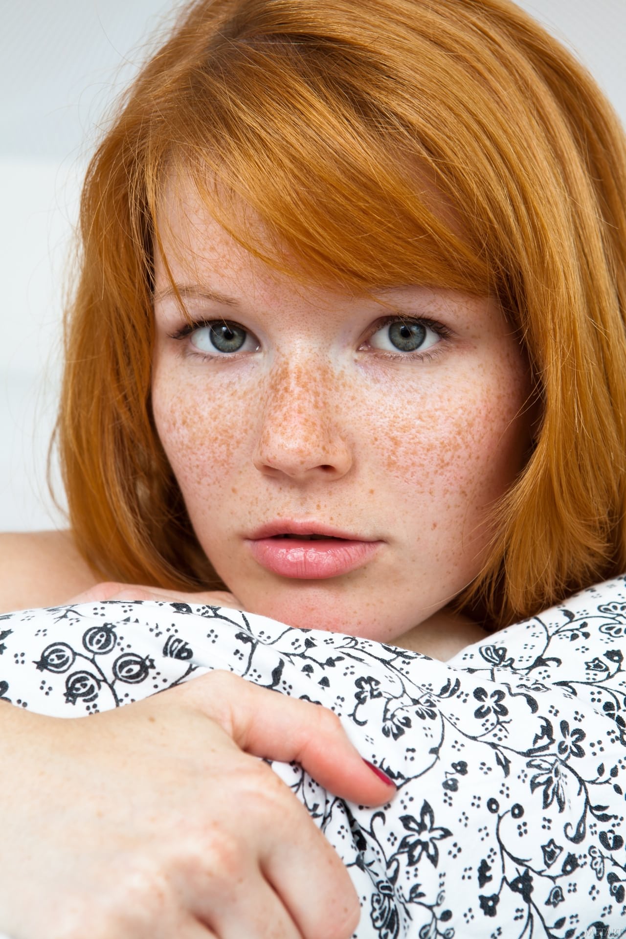 Die Tschechische Sexbombe Mia Sollis Präsentiert Ihre Mittelgroßen Brüste Und Spreizt Ihre Rasierte Muschi