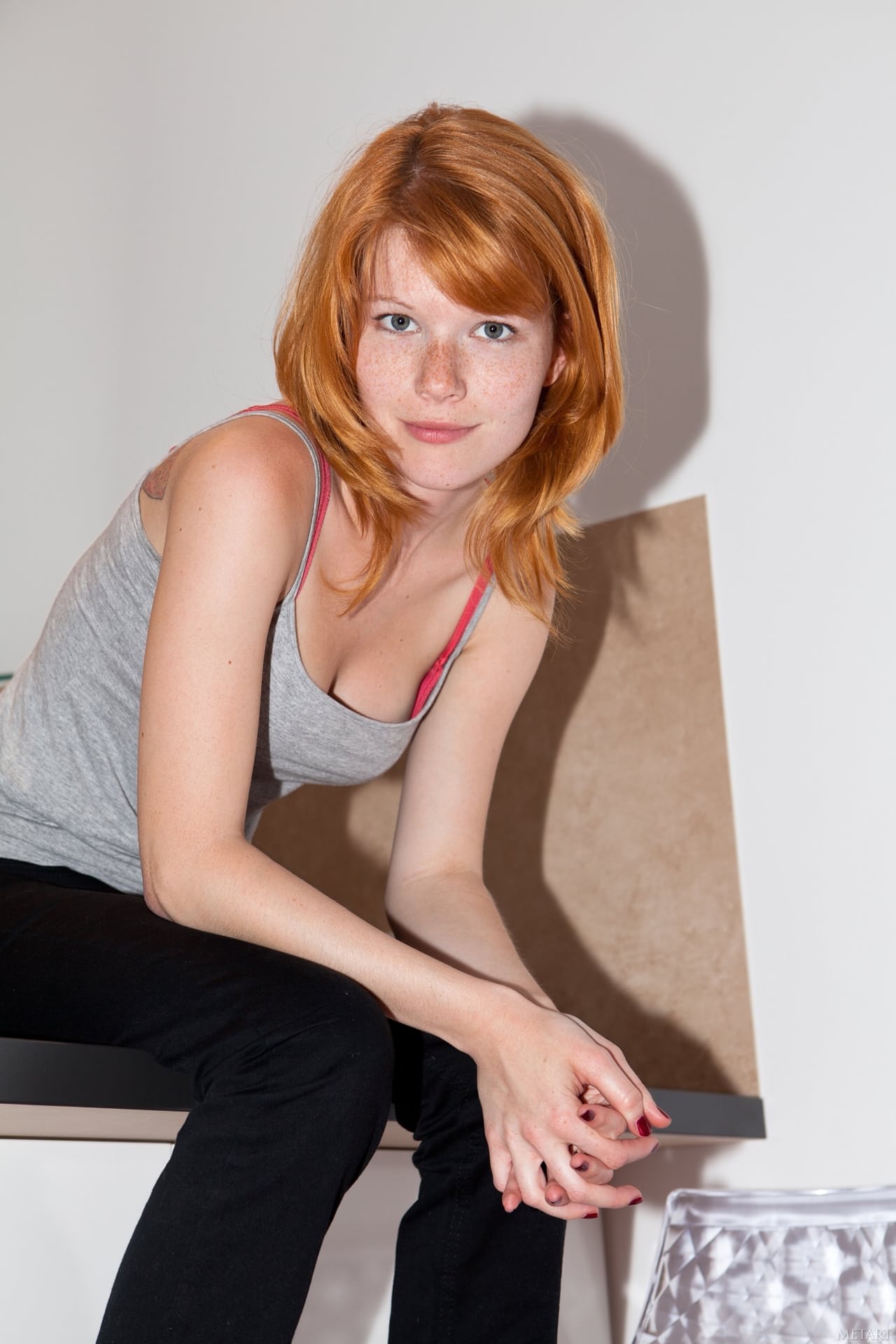 Die Tschechische Sexbombe Mia Sollis Präsentiert Ihre Mittelgroßen Brüste Und Spreizt Ihre Rasierte Muschi