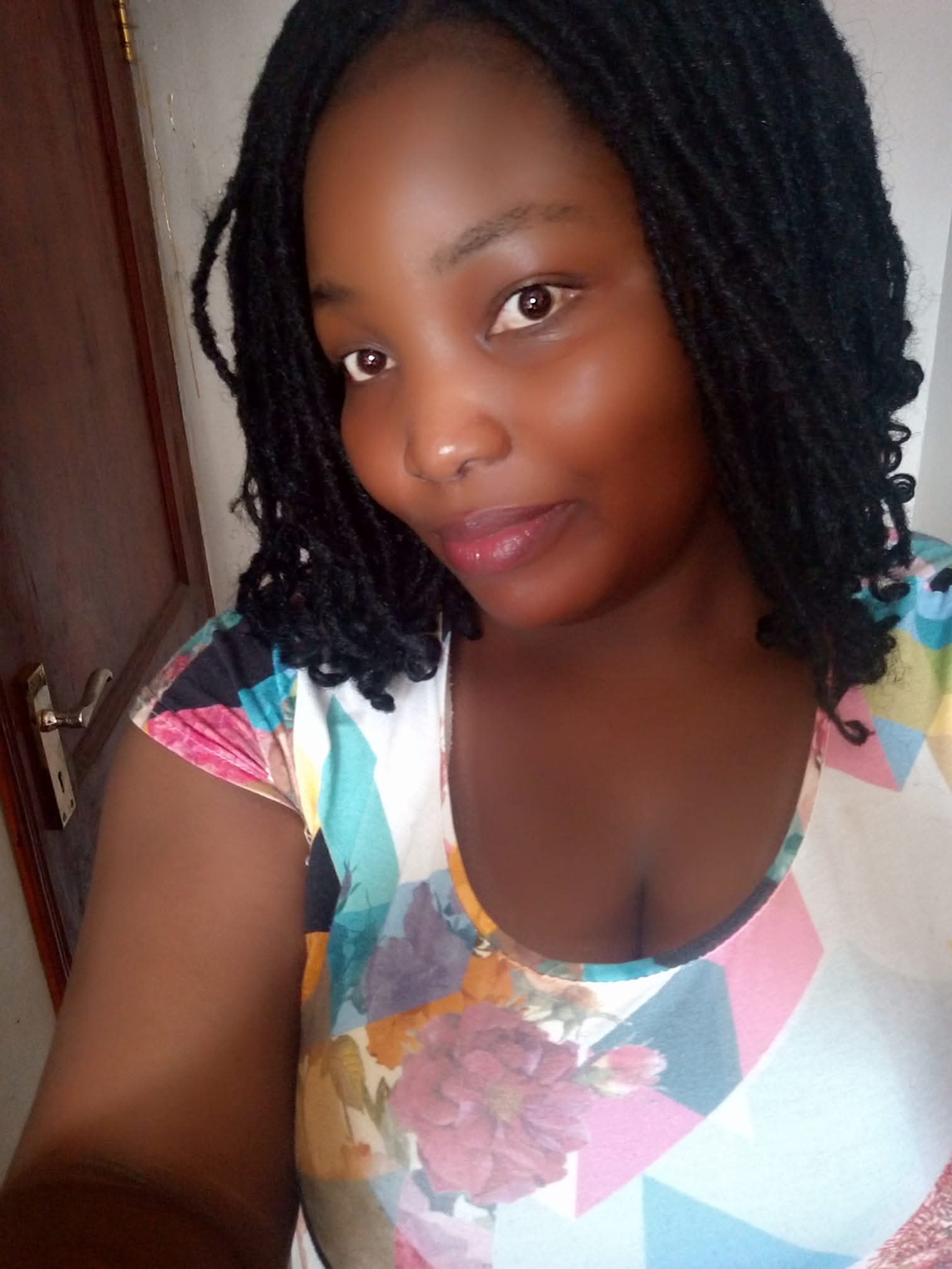 Schwarze Lady und Hobymodel aus Uganda verzaubern mit großen Titten und verführerischen Nippeln