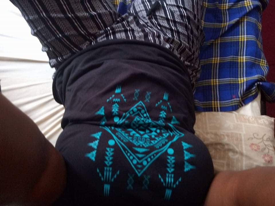 Schwarze Lady und Hobymodel aus Uganda verzaubern mit großen Titten und verführerischen Nippeln
