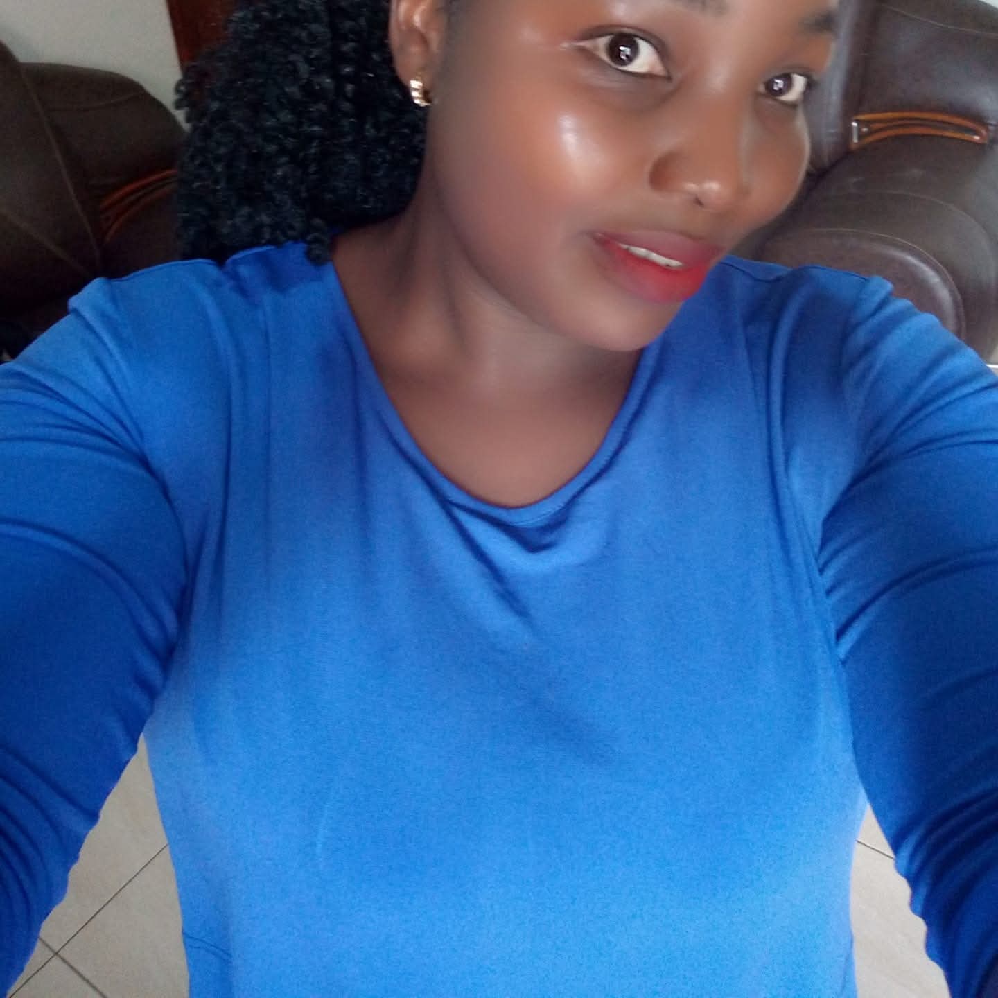 Schwarze Lady und Hobymodel aus Uganda verzaubern mit großen Titten und verführerischen Nippeln