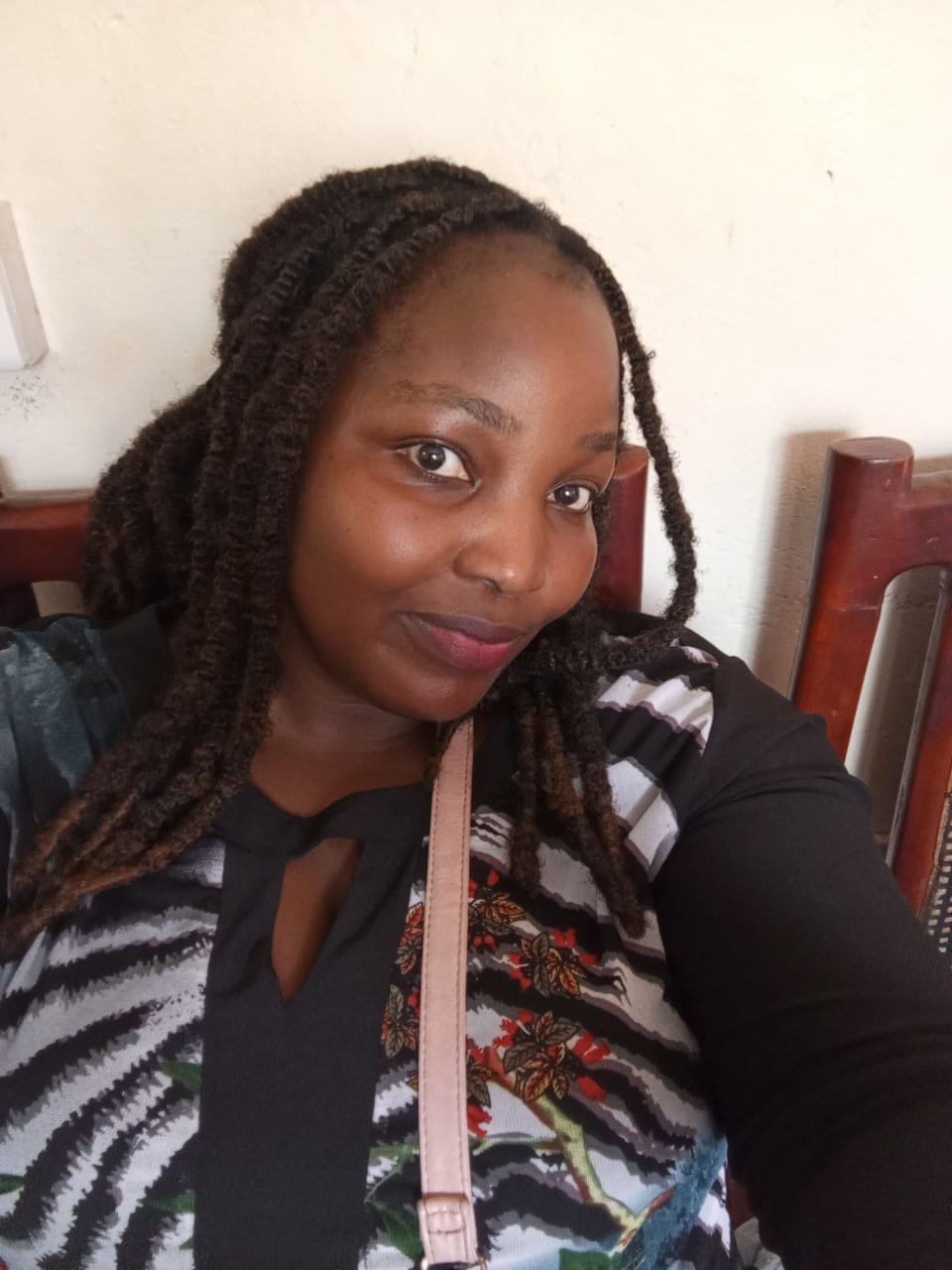 Schwarze Lady und Hobymodel aus Uganda verzaubern mit großen Titten und verführerischen Nippeln