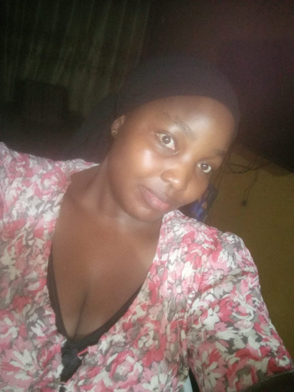 Schwarze Lady und Hobymodel aus Uganda verzaubern mit großen Titten und verführerischen Nippeln