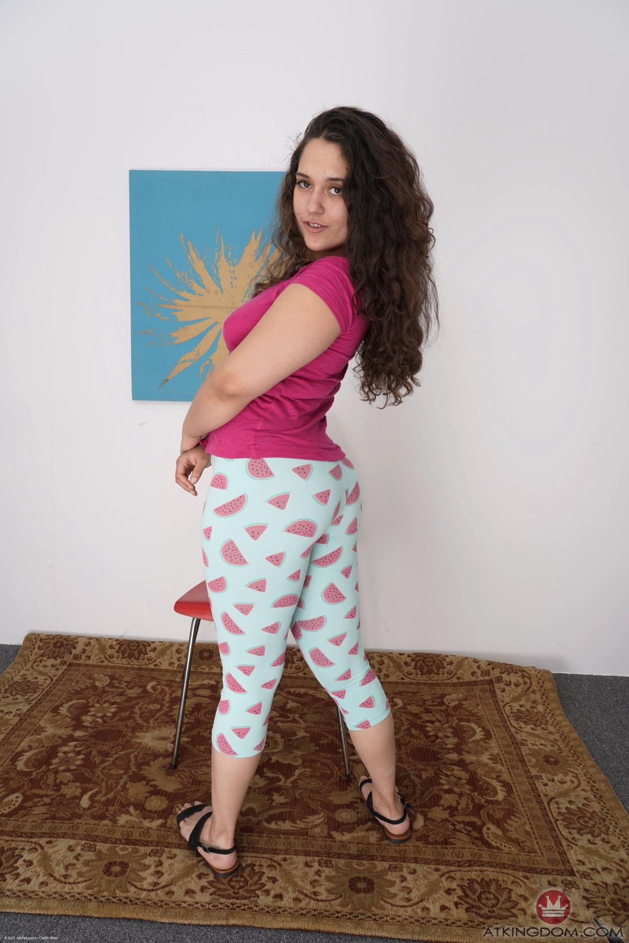 Kurvy Brünette Zicki Star zeigt ihren großen Hintern bei einem sexy Striptease