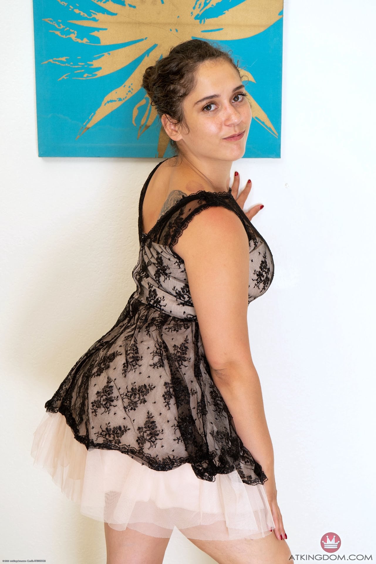 Curvy Babe Ziggy Star zeigt haarige Pussy und ihren großen Hintern