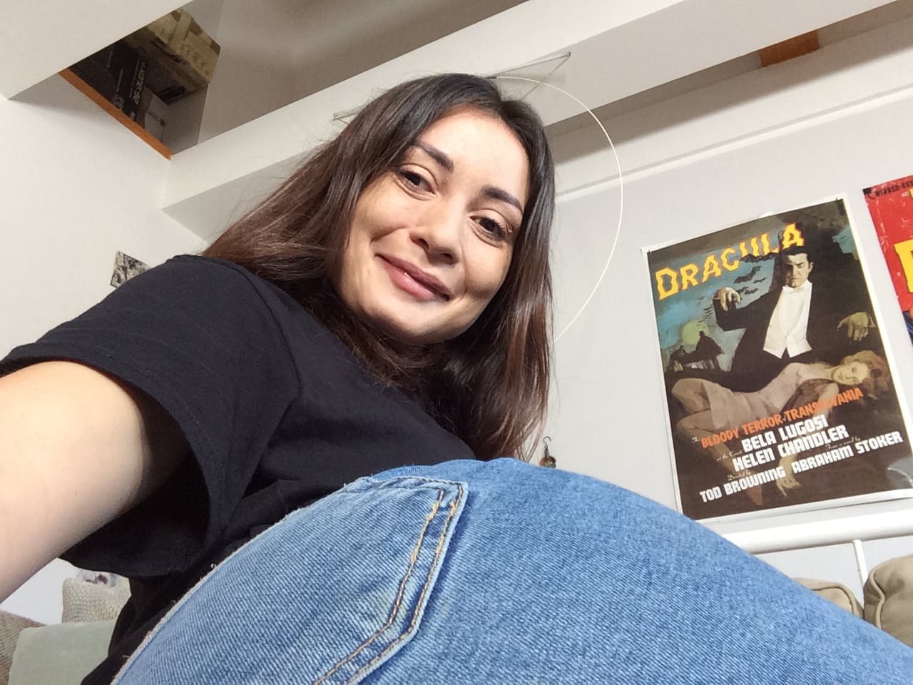 Die Amateur-Schönheit Valentina Präsentiert Ihre Zierliche Figur Und Masturbiert