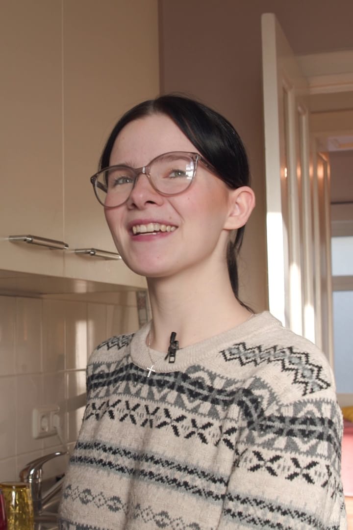 Die Sexy Brünette Mutter Roxi B Zieht Sich Komplett Aus Und Zeigt Dabei Ihre Großen Brüste